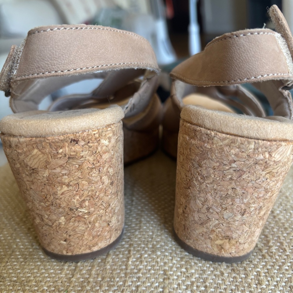 Clarks Ultimate Comfort Wedge Sandles, Tan, Size 6.5 - Picture 4 of 5